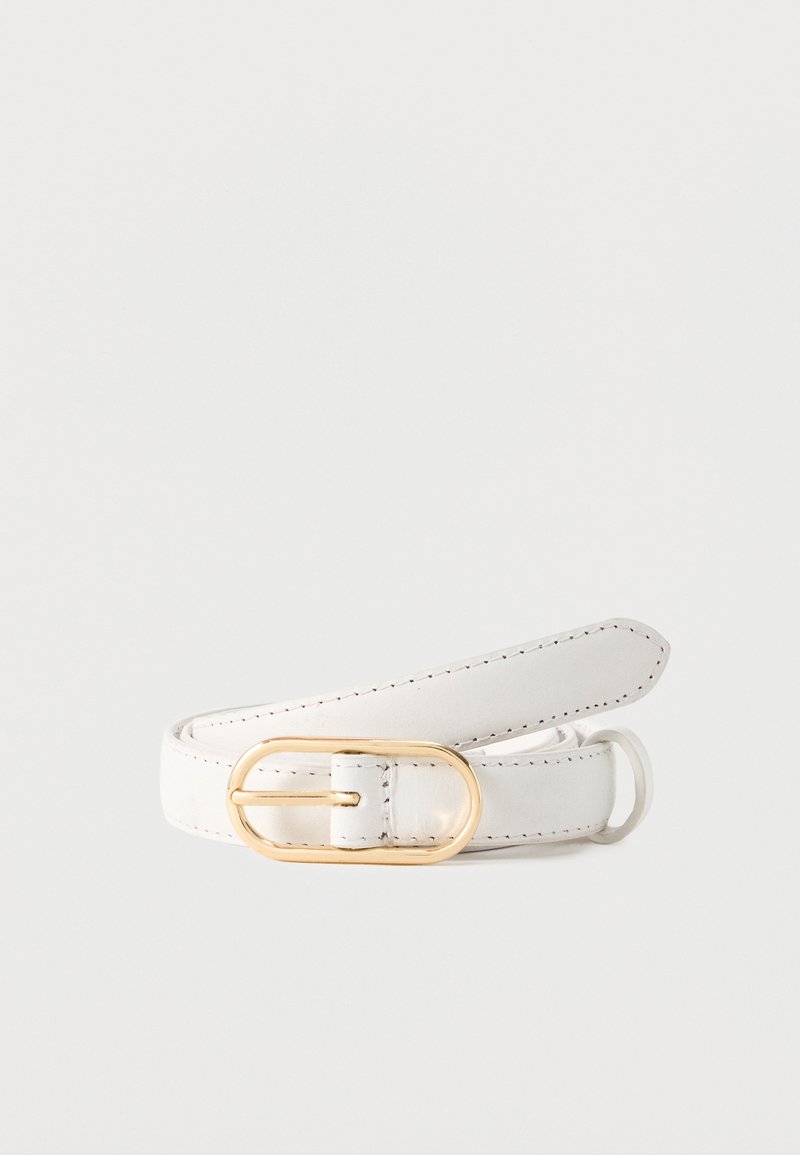 Ceinture en cuir blanc avec surpiqûres noires et boucle ovale en métal doré, posée enroulée sur un fond clair uni.