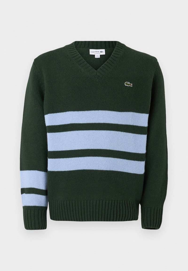 Grøn v-hals sweater lavet af strikstof, med lyseblå og mørkegrønne vandrette striber, samt ribbede mansjetter og kant. Lacoste-logo på brystet.