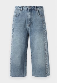 Shorts de blugi de culoare albastră deschisă, cu un croi drept, având buzunare laterale și un broderie mare cu textul "STREET" pe piciorul stâng.