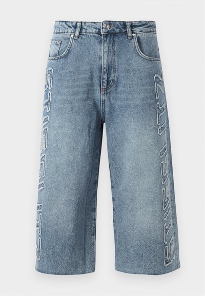 Svijetloplave traper kratke hlače ravnog kroja, s bočnim džepovima i velikim vezom "STREET" na lijevoj nozi.