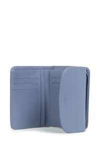 Portafoglio in pelle blu aperto che mostra sei scomparti per carte e una tasca con zip per le monete, con "Lancaster Paris" impresso sul flap anteriore.