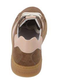 Baskets en daim marron avec détail ondulé beige au talon, lacets blancs, col rembourré, et semelle en caoutchouc embossée du logo NeroGiardini, vue de dessus.