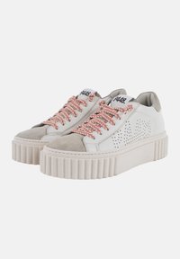 Sneakers platform bianchi con punta in beige testurizzato, lacci intrecciati rosa e perforazioni decorative sui lati.