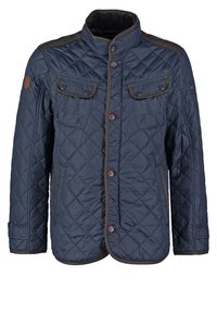 Marineblå quiltet jakke med høj krave, fire forlommer, brune detaljer og knaplukning. Har et diamantmønster over hele jakken.