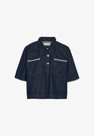 Tummansininen lyhythihainen farkkupaita, jossa kaksi etutaskua, reunoissa pitsireunus ja etuosassa hopeanväriset napit.