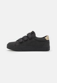Sneaker neri con tre cinturini in Velcro, tessuto liscio, dettaglio testurizzato color beige sul tallone e suola in gomma. Presenta un discreto logo.