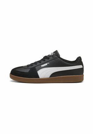 Czarny niskoprofilowy sneaker Puma z białym paskiem po boku i gumową podeszwą, sznurowany, z logo Puma na boku i języku.