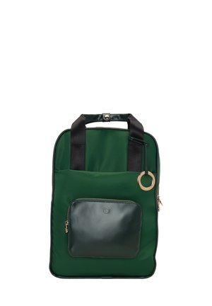 Zaino in nylon verde con tasca frontale in pelle nera lucida, dettagli in oro e due spallacci in tessuto nero. Forma piatta e rettangolare.