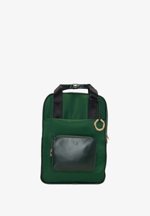 Zaino in nylon verde con tasca frontale in pelle nera lucida, dettagli in oro e due spallacci in tessuto nero. Forma piatta e rettangolare.