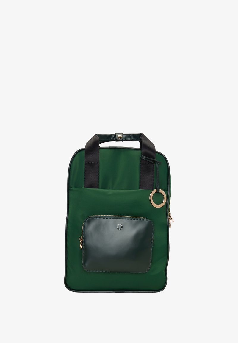 Sac à dos en nylon vert avec une poche avant en cuir noir brillant, des accents en métal doré et deux bretelles en tissu noir. Forme plate et rectangulaire.