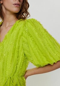 Nümph NUMOLEKO DRESS - Koktailové šaty/večierkové šaty - acid lime