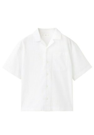 Biela košeľa s krátkym rukávom, zapínaná na gombíky, s golierom a náprsní vreckom, položená na bielom pozadí.