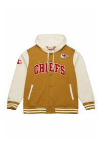 Giacca con cappuccio marrone e crema con la scritta "CHIEFS" in lettere rosse, tasche laterali e toppa con logo. Presenta polsini a righe e chiusura frontale con bottoni.