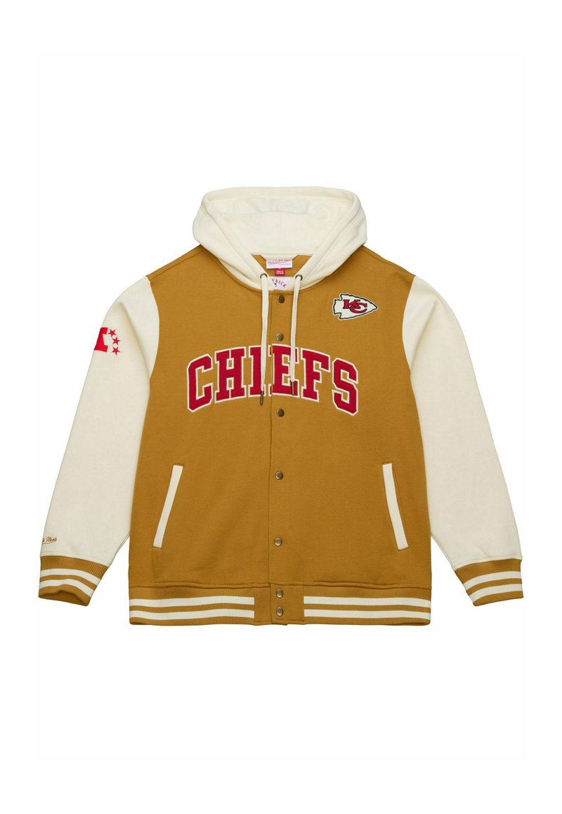 Giacca con cappuccio marrone e crema con la scritta "CHIEFS" in lettere rosse, tasche laterali e toppa con logo. Presenta polsini a righe e chiusura frontale con bottoni.