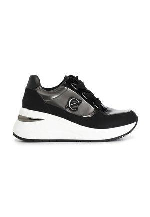 Sneakers neri e lucidi con un design testurizzato in nero e argento, caratterizzati da una suola bianca spessa e lacci neri. Accentuati da un logo circolare.