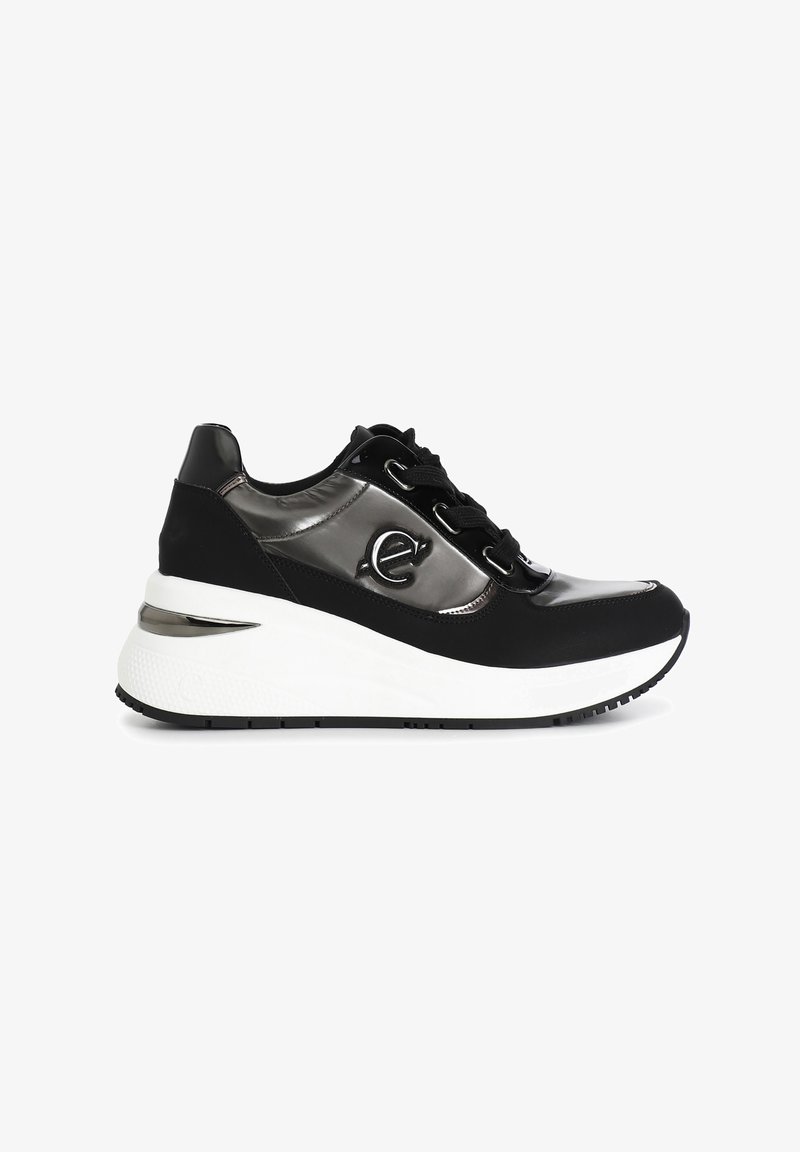 Zapatillas negras y brillantes con un diseño texturizado en negro y plata, que cuentan con una suela blanca gruesa y cordones negros. Acabadas con un logo circular.