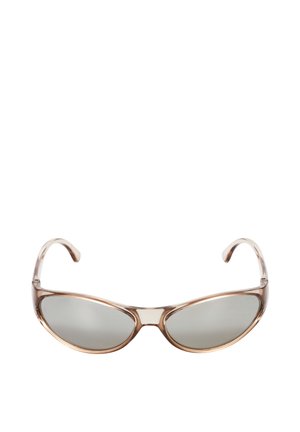 Occhiali da sole a occhi di gatto con montature marrone chiaro traslucide e lenti riflettenti grigie su sfondo bianco.