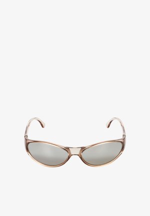 Lunettes de soleil œil de chat avec montures translucides de couleur brun clair et verres réfléchissants gris sur fond blanc.