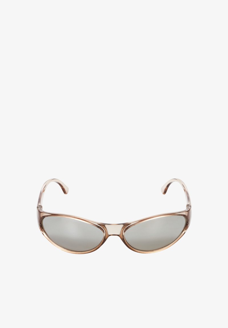 Sunčane naočale mačkaste forme s prozirnim svijetlo smeđim okvirima i sivim reflektirajućim lećama na bijeloj pozadini.