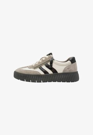 Sneakers grigi e bianchi realizzati in camoscio e pelle, con dettagli neri, una suola testurizzata e un design della punta arrotondato.