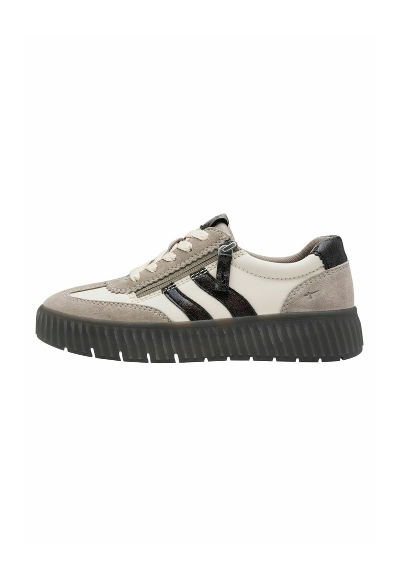 Sneakers grigi e bianchi realizzati in camoscio e pelle, con dettagli neri, una suola testurizzata e un design della punta arrotondato.