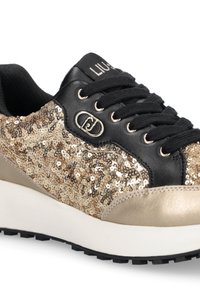 Baskets avec une tige en cuir noir, des embellissements en sequins dorés, des accents métalliques dorés et une semelle plate blanche avec une traction noire.