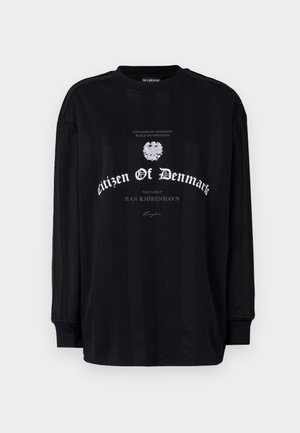 Černá dlouhá rukávová košile s vertikálními pruhy, s bílým textem a grafikou. Design s kulatým výstřihem a mírně spuštěnými rameny.