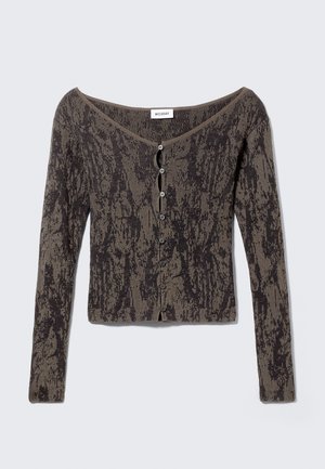Brun og sort mønstret cardigan med knapper og lange ærmer, med bred halsudskæring og tætsiddende ribbet tekstur.