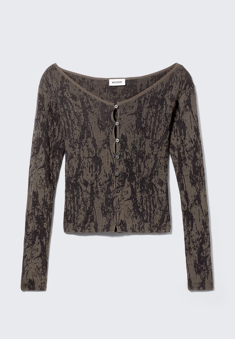 Cardigan marron et noir à motifs, manches longues, boutonné, avec un col large et une texture côtelée ajustée.