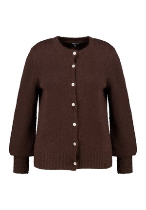 Cardigan marron en matériau duveteux, avec un col rond, des manches longues et cinq boutons blancs sur le devant.