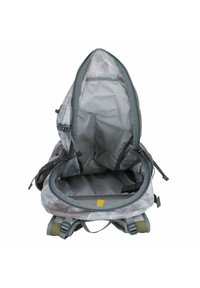 Grijze rugzak met een camouflagepatroon, geopend om een ruime interieur te laten zien dat is gevoerd met lichtgrijze stof. Beschikt over verstelbare banden en gaasaccenten.