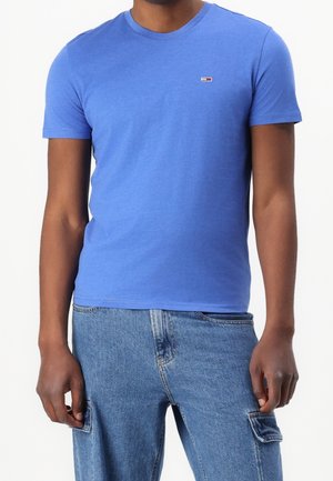 Blå bomulds T-shirt med rund halsudskæring og korte ærmer. Har et lille flerfarvet logo på brystet.