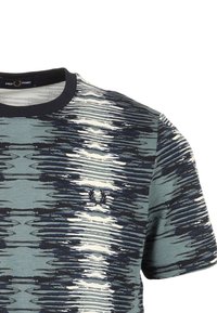 Maglietta a maniche corte color verde petrolio con motivo ondulato blu e bianco. Presenta un collo tondo blu navy e un piccolo logo ricamato sul petto.