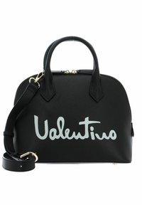 Sac à main noir en matériau texturé avec deux poignées et une bandoulière amovible. Présente un grand logo blanc "Valentino" à l'avant.