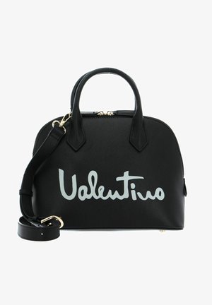 Sac à main noir en matériau texturé avec deux poignées et une bandoulière amovible. Présente un grand logo blanc "Valentino" à l'avant.