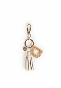 Portachiavi in oro e argento con una lettera texturizzata glitterata e una frangia liscia. Presenta un clip e un anello per il fissaggio.