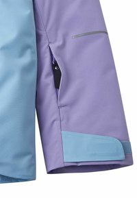 Fioletowy i niebieski rękaw kurtki o gładkiej fakturze, z zapinaną na zamek kieszonką i odblaskowymi elementami wzdłuż ramienia.