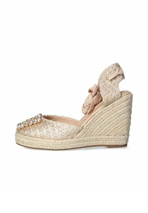 Espadrillas beige intrecciate con zeppa, laccio alla caviglia, punta chiusa e una fila di strass trasparenti sulla fascia anteriore superiore.