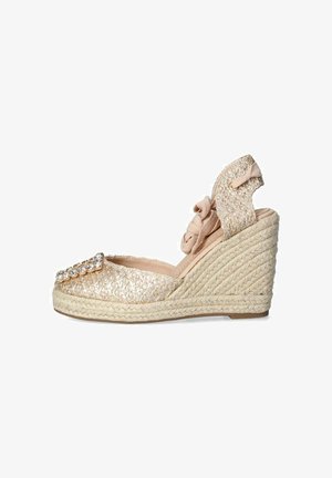 Espadrillas beige intrecciate con zeppa, laccio alla caviglia, punta chiusa e una fila di strass trasparenti sulla fascia anteriore superiore.