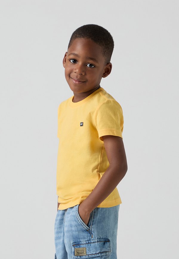 BATWING CHEST HIT - Basic T-shirt - banana