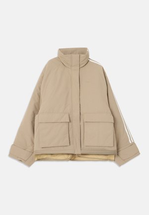 Μπεζ φουσκωτό μπουφάν με όρθιο γιακά, δύο μεγάλες εμπρόσθιες τσέπες με καπάκι και λευκές ρίγες που τρέχουν κατά μήκος των μανικιών σε ανοιχτό φόντο.