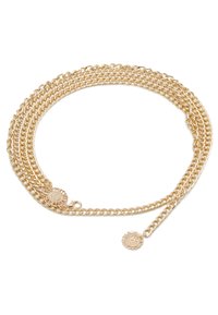 Collana in oro con catena a più strati, caratterizzata da una chiusura circolare testurizzata e un pendente decorativo a un'estremità.
