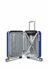 Blauwe harde koffer met zilveren interieur; ritszak en kruisbanden voor het inpakken. Bevat vier wielen en een uitschuifbare handgreep.