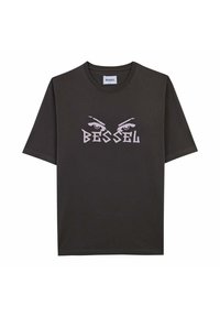 Camiseta de algodón negra con mangas cortas y escote redondo. En la parte frontal se muestra un texto estilizado "BESSEL" con ojos gráficos en rosa claro.