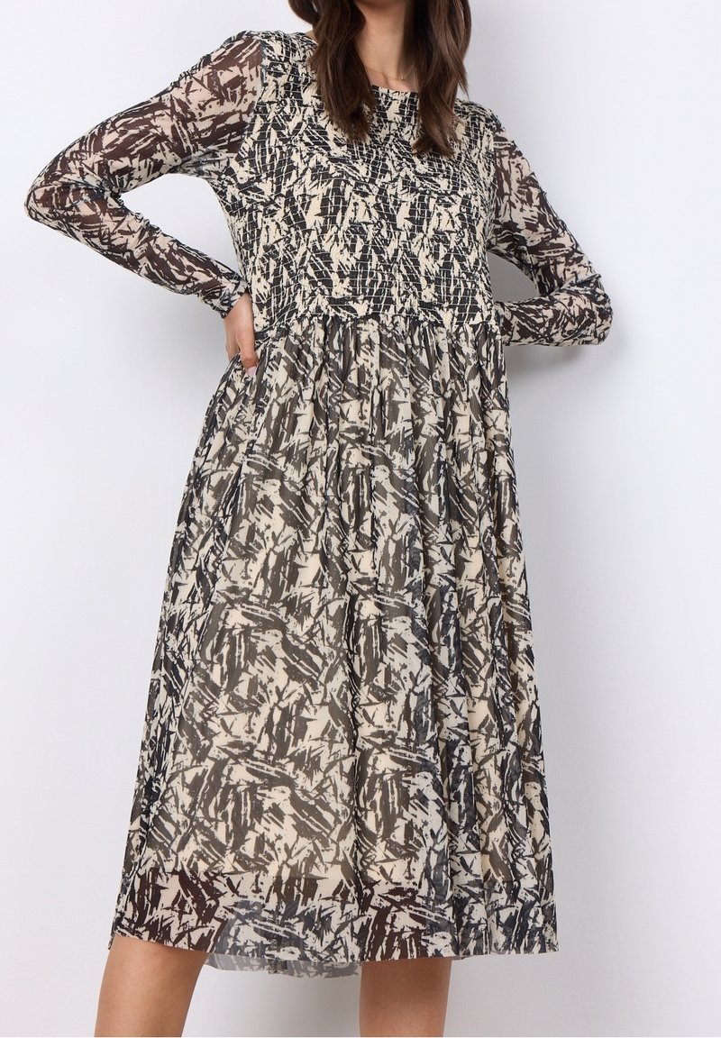 Langärmliges Kleid aus transparentem Stoff mit einem gemusterten Design in Beige- und Schwarztönen, einem gerafften Oberteil und einem fließenden Rock.