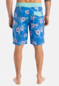 Blå simshorts med ett blommönster som har rosa blommor och gröna blad. En enfärgad ljusblå midja och detaljer med bakficka.