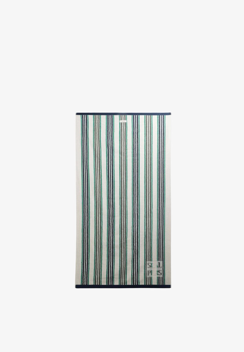 Toalla rectangular con rayas verticales verdes, azul marino y grises sobre un fondo blanco, con un pequeño logo en la esquina inferior derecha.