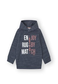 Sudadera azul marino con una tela texturizada. Cuenta con un bolsillo tipo canguro y una gran impresión gráfica en color blanco y coral en la parte delantera.