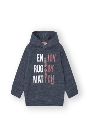 Sudadera azul marino con una tela texturizada. Cuenta con un bolsillo tipo canguro y una gran impresión gráfica en color blanco y coral en la parte delantera.