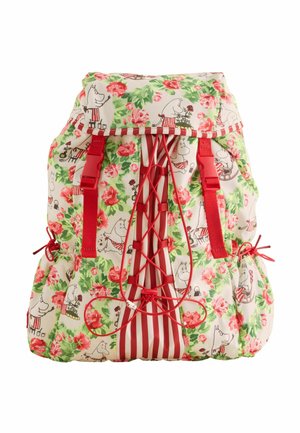 Rucksack mit Blumenmuster auf weißem Grund, roten Akzenten und verstellbaren Trägern. Besitzt ein geflochtenes Design auf der Vorderseite. Leichter Stoff.